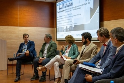 Los expertos piden aumentar las estaciones de recarga y repostaje para vehículos pesados