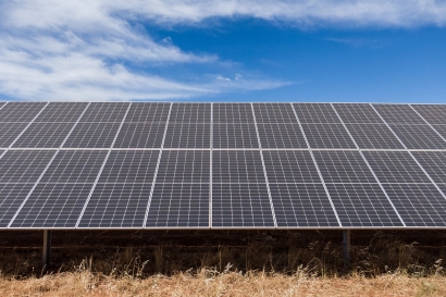 El parque solar que Aquila construye en Guillena generará electricidad suficiente como para atender la demanda de casi 26.000 familias
