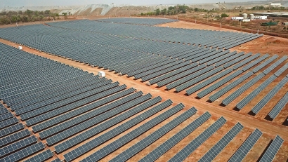 Suntrace y BayWa firman el mayor sistema híbrido de energía solar y baterías del mundo para la industria minera