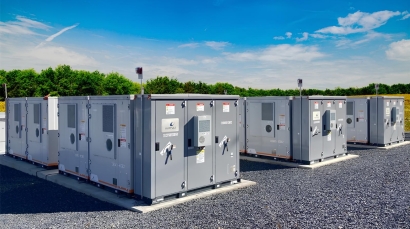 Baterías para almacenamiento de electricidad a gran escala. Fuente foto: Ministerio para la Transición Ecológica y el Reto Demográfico