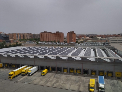 Correos calcula que la instalación de autoconsumo solar que ha estrenado en su centro logístico de Vallecas le ahorrará unos 160.000 euros cada año