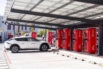 El distrito de Vicálvaro estrena una electrolinera impulsada por Acciona Energía y el Ayuntamiento de Madrid