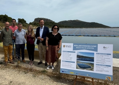 Un parque solar flotante de mil toneladas
