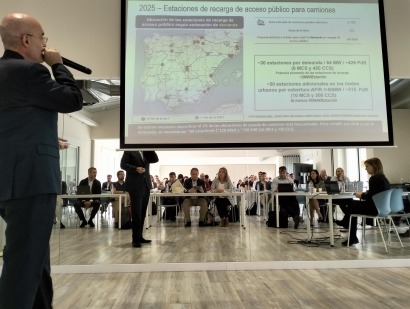 La industria de la movilidad eléctrica presenta un plan para acelerar el despliegue de infraestructura de carga para el transporte pesado