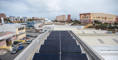 Instalación solar fotovoltaica sobre cubierta en la isla de Gran Canaria