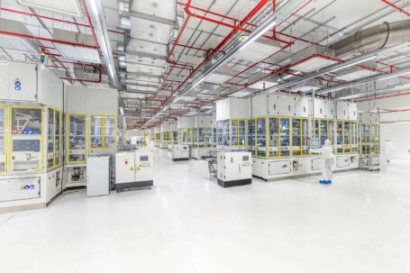 Área de stacking (apilado) de celdas de batería en la Gigafactoría de Salzgitter