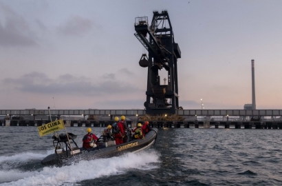 Espectacular acción de Greenpeace en la central carbonera de Los Barrios