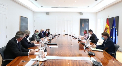 Las eléctricas aseguran a Sánchez que no tienen "beneficios caídos del cielo" y que están dispuestas a "arrimar el hombro"