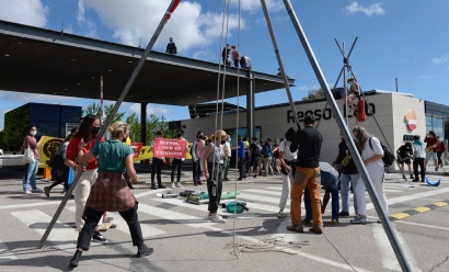Los ecologistas bloquean el acceso al Tecnhology Lab de la compañía que más CO2 emite en España, Repsol