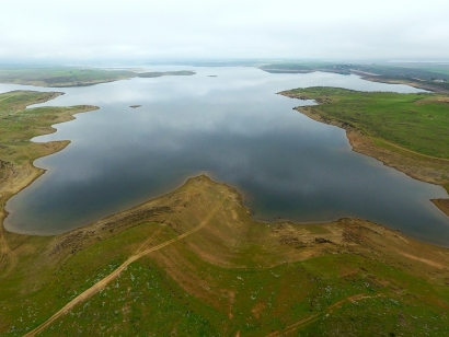 La primera planta fotovoltaica flotante de España conectada a red llevará la marca Acciona