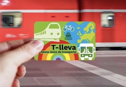 Greenpeace entrega 188.000 firmas al ministro de Transportes para pedir un abono único en toda España