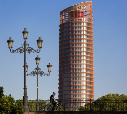 La instalación solar para autoconsumo del rascacielos más alto de Andalucía ha generado 200.000 kilovatios hora en 2018