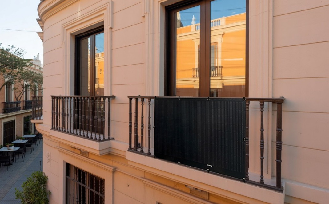 Ya están aquí los paneles solares ultraligeros para autoinstalar en el balcón