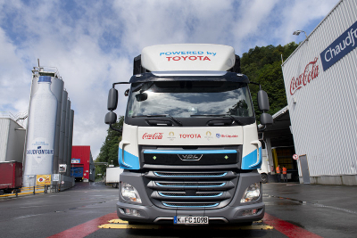 Toyota lanza un "camión piloto" de pila de combustible de hidrógeno renovable para Coca Cola