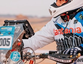Dakar en Arabia: mil kilómetros de polvo y desierto en moto eléctrica