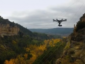 Drones que sobrevuelan instalaciones fotovoltaicas