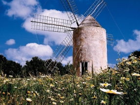 Formentera quiere cubrir con placas fotovoltaicas diez parkings de la isla