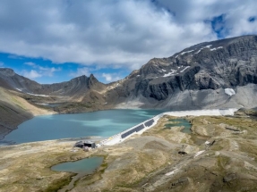 El parque solar alpino más grande de Suiza comienza a producir electricidad a 2.500 metros de altitud