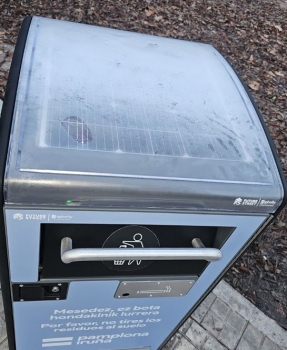 Pamplona estrena tres papeleras que compactan la basura de su interior con energía solar