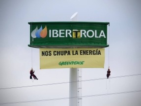 Activistas de Greenpeace trolean a Iberdrola para visibilizar las barreras al autoconsumo solar colectivo