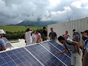 Donde iluminan las farolas con agua