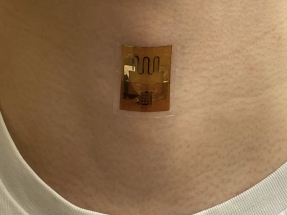 Esta “tirita” es capaz de producir electricidad a partir de sudor y de manera ininterrumpida