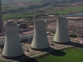 Endesa procede a la voladura simultánea de las tres torres de refrigeración de la central térmica de Andorra