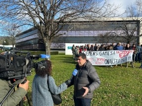 UGT se concentra en Zamudio contra la nueva oleada de despidos que planea Siemens Gamesa