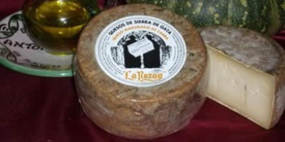 Quesos y panes al calor de los huesos de aceituna y los pellets