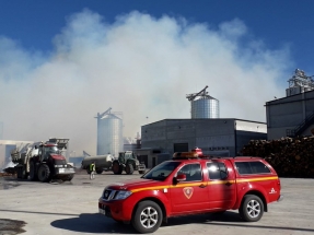 Arde la zona de acopio de biomasa de la planta de pélets más grande de España