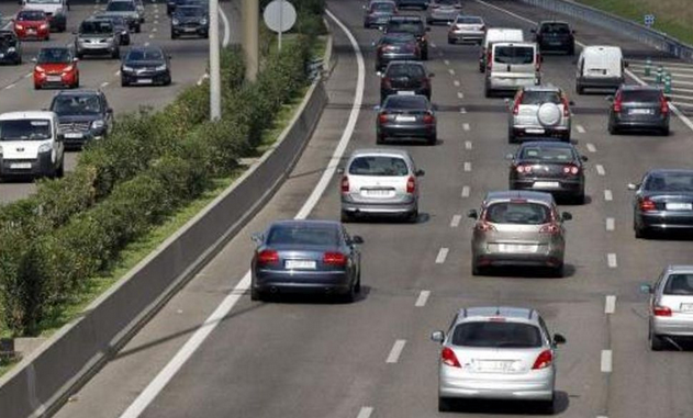 Las emisiones del transporte por carretera disminuyen, pero aumentan las de la aviación