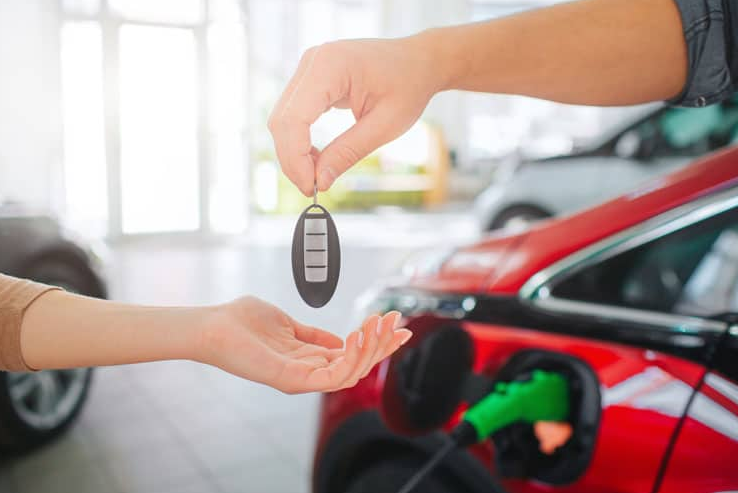 La mitad de los compradores adquiriría uno eléctrico, pero lo cierto es que comprarlo, lo que se dice comprarlo, solo lo hace el cero coma