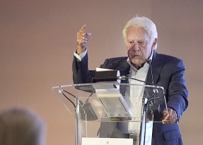 
Felipe González: la fotovoltaica acaba con la agricultura y está basada en trabajo esclavista
