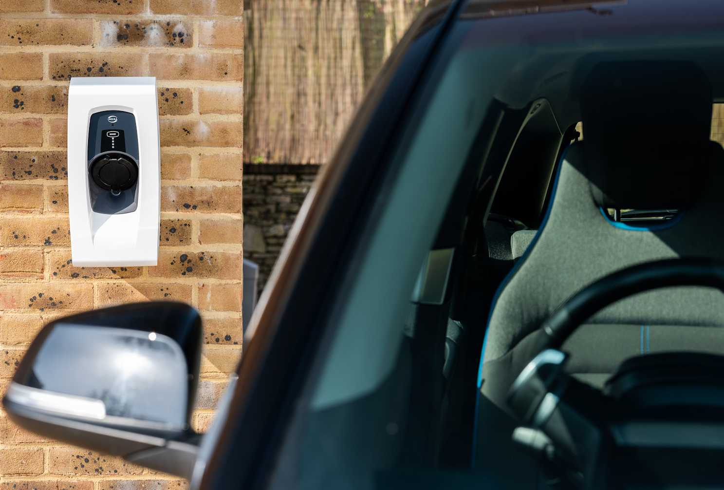 Leading Electric Vehicle Charge Point Manufacturer Signs Agreement With UK Homebuilder