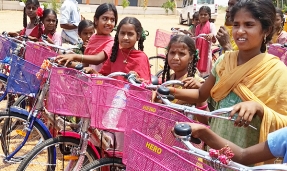 Circutor y la Fundación Vicente Ferrer llevan bicicletas a niños de la India