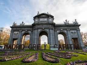 Greenpeace cambia ‘Madrid Green Capital’ por ‘Madrid Grey Capital’ en la Puerta de Alcalá para exigir medidas contra la crisis climática